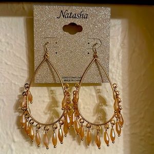 15. Natasha earrings cream color perla.